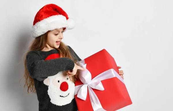 크리스마스 미소 엑스 마스에서 어린 여자 아이 산타 도우미 모자 빨간 선물 상자 행복 미소 — 스톡 사진