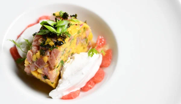 白い皿の上マグロのタルタル サラダ — ストック写真