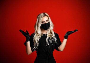 Güzel kadın koruyucu siyah tıbbi maske forma el ile açmak için ücretsiz metin alanı palms
