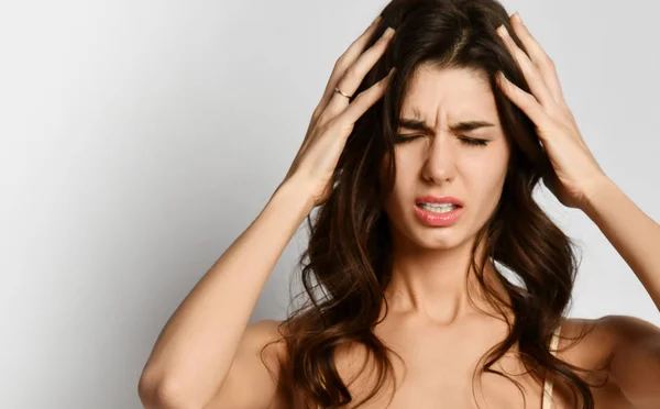 Mujer Con Los Ojos Cerrados Sufriendo Dolor Cabeza Tocando Sus —  Fotos de Stock