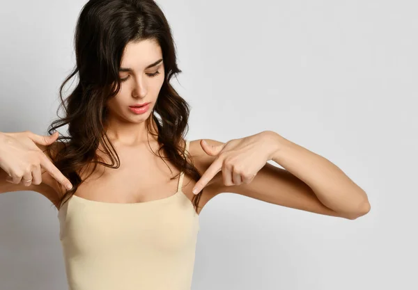 Портрет молодой женщины, указывающей пальцем на грудь с бесплатным текстовым пространством — стоковое фото