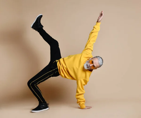 Sarı güneş gözlükleri şık moda erkek lise son dans mutlu üst düzey milyoner adam — Stok fotoğraf