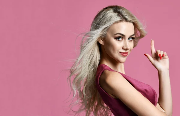 Blonde vrouw schoonheidsspecialiste schoonheidsspecialist wijzende vinger omhoog op paars roze — Stockfoto
