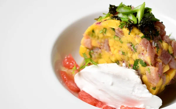 レストランで白い皿の上海鮮マグロのタルタル サラダ — ストック写真