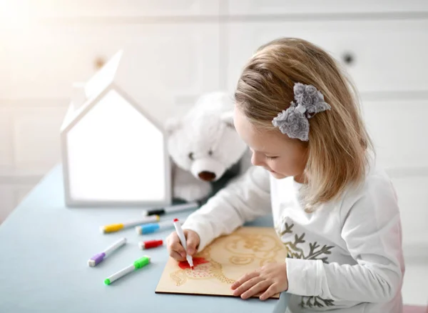 Criança feliz bebê menina jardim de infância desenho educação com marcadores coloridos no quarto interior — Fotografia de Stock