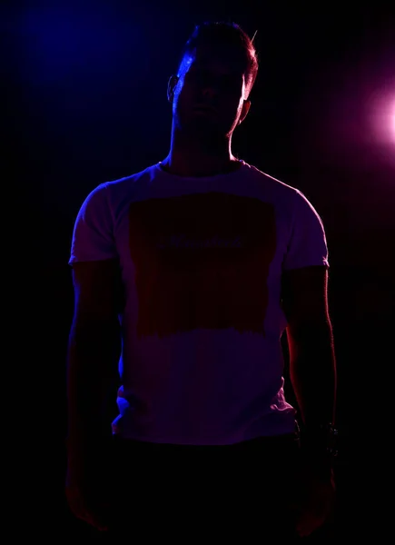 セクシーな男マッチョな体と白い t シャツお探しのネオンの光の肖像画 — ストック写真