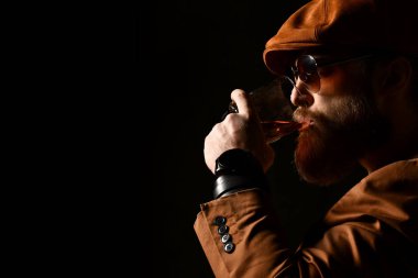 Sakal ve bıyık kahverengi kap ve ceket içki viski ile acımasız iş adamı