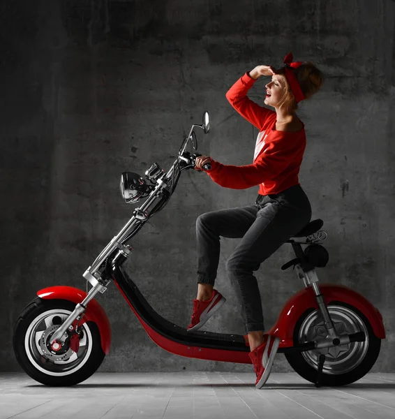 Frau sitzt auf Motorrad Fahrrad Roller Pinup Retro-Stil lachend lächelnd Blick in die Ecke — Stockfoto