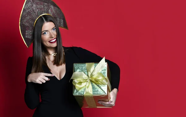 Bella donna tenere oro regali di Natale per la celebrazione del nuovo anno in cappello kokoshnik — Foto Stock