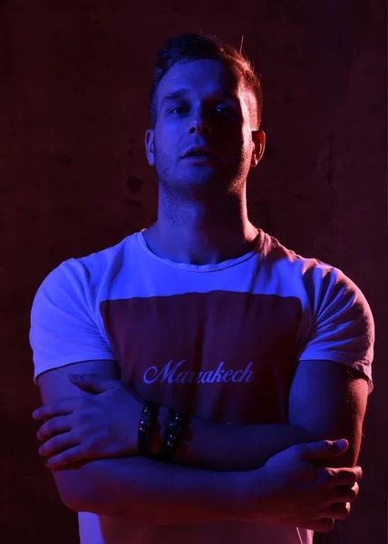 Neon luz retrato de sexy homem muscular corpo e branco t-shirt olhando para cima — Fotografia de Stock