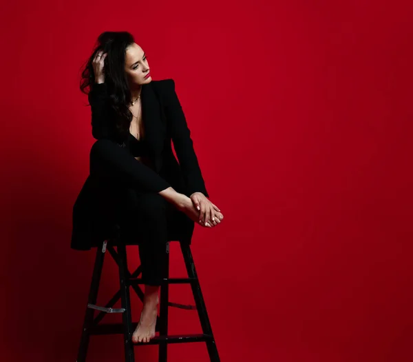 Красива сексуальна жінка в чорному сучасному стильному піджаку та бюстгальтерній білизні червона помада — стокове фото