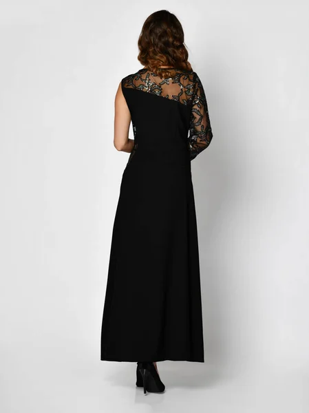 젊은 아름 다운 여 자가 새로운 어두운 검은색 패션 겨울 드레스 뒷면 후면 보기 포즈 — 스톡 사진