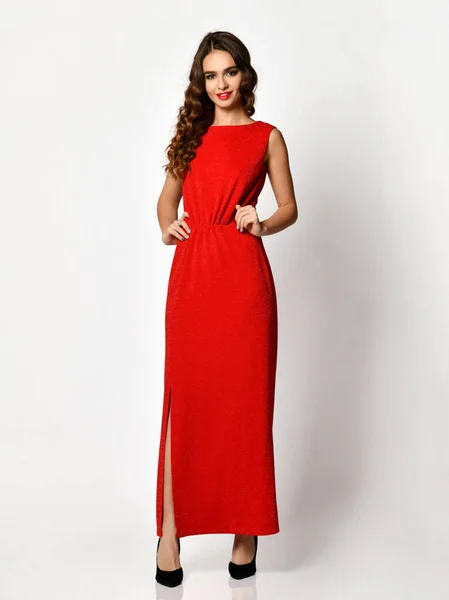 Νεαρή όμορφη γυναίκα, θέτοντας σε νέα κόκκινο μόδας χειμώνα φόρεμα γεμάτο σώμα, σε ένα λευκό — Φωτογραφία Αρχείου
