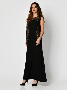 Genç güzel kadın yeni siyah moda kış elbise tam vücut beyaz bir arka plan üzerinde poz