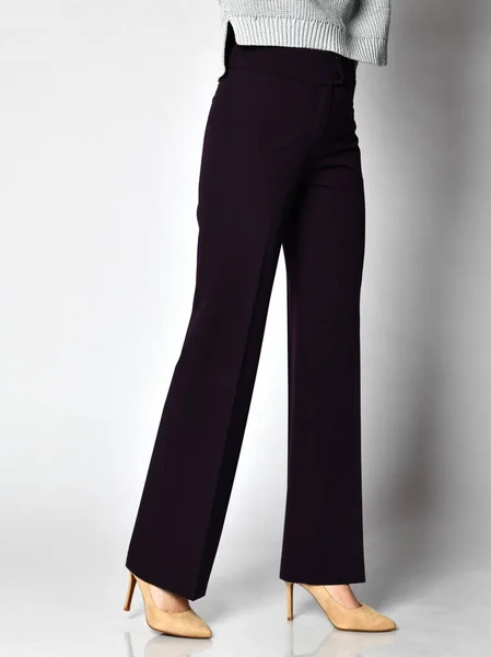 Mujer posando en pantalones clásicos morados oscuros —  Fotos de Stock