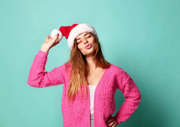 Prachtige vrouwelijke model dragen xmas KERSTMUTS gelukkig lachend kussen in roze blouse op de blauwe munt — Stockfoto