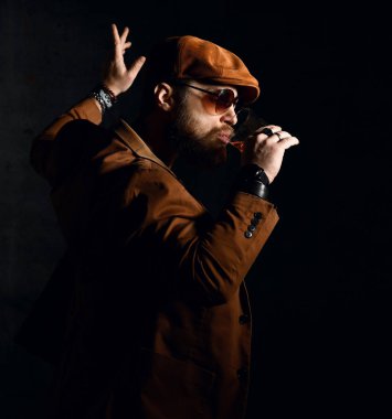 Sakal ve bıyık kahverengi kap ve ceket içki viski ve dans ile acımasız iş adamı