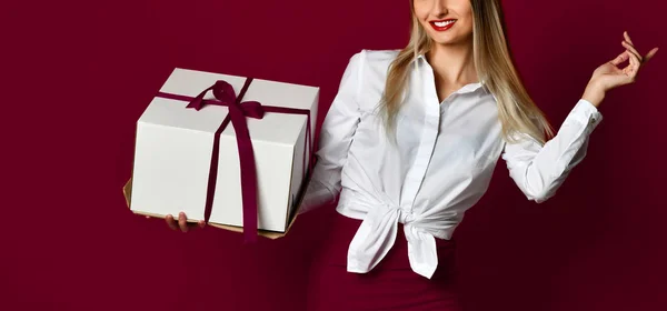 젊은 금발 여자 잡고 흰색 상자 선물 코너에서 가리키는 손 손가락을 웃 고 있는 — 스톡 사진