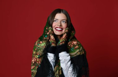 Yüksek moda portre güzel esmer saçlı Rus tarzı kadın geleneksel eşarp ve eldiven kırmızı 