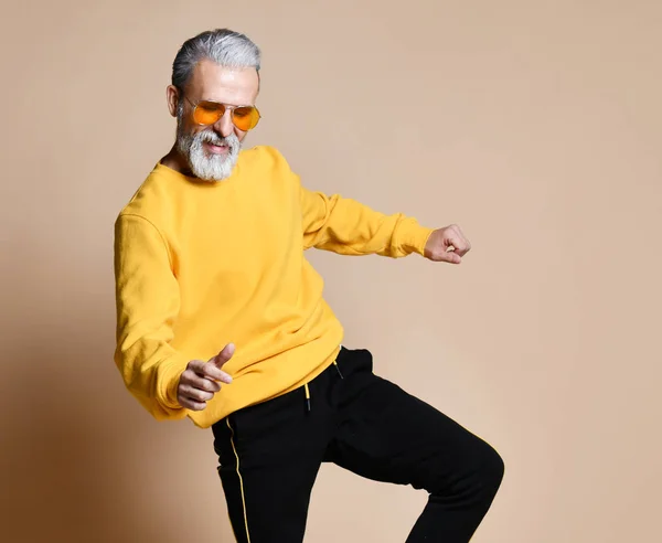 Happy senior millionaire man dancing in yellow sunglasses stylish fashionable men senior — Stock Photo, Image