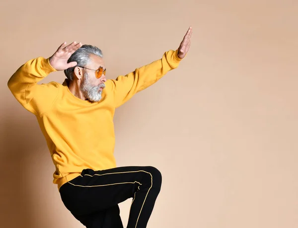 Happy senior millionaire man dancing in yellow sunglasses stylish fashionable men senior — Stock Photo, Image