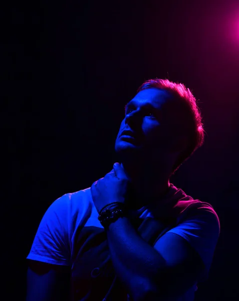 Neon luz retrato de sexy homem muscular corpo e branco t-shirt olhando para cima — Fotografia de Stock