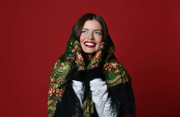 Portrét z vysoce módní kouzlo krásné tmavě hnědé vlasy ruský styl žena v tradičním šálu a rukavice červené — Stock fotografie