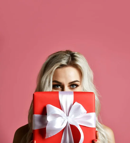 Güzel kadın hediye kutusu yeni yıl kutlaması için Noel hediyeleri kırmızı tutun — Stok fotoğraf