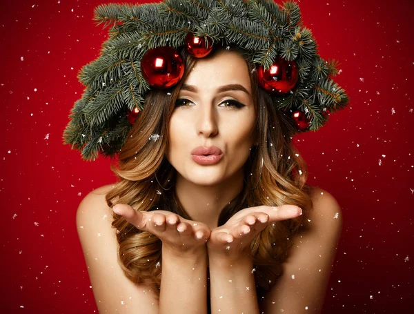 Bella donna con ghirlanda di abete rosso di Natale con coni e nuove palle rosse decorazione anno — Foto Stock