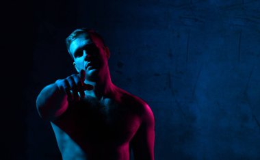 Seksi adam kas vücut çıplak işaret el parmağı Neon ışık portresi 