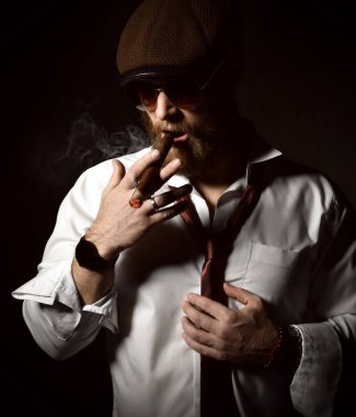 Acımasız iş adam patron yasaktır puro kahverengi güneş gözlüğü, beyaz gömlek ve şapka