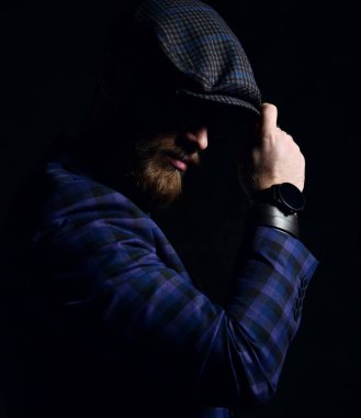 Sakal bıyık ve moda kap ve mavi kare ceket gözlük ile acımasız iş adamı 