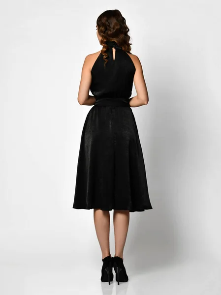 Młoda kobieta piękny pozowanie w nowych ciemny czarny moda zimowa sukienka tyłu lusterka — Zdjęcie stockowe