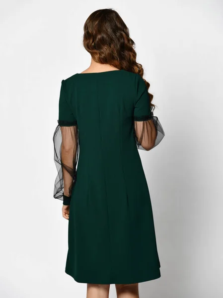 Genç Güzel Kadın Yeni Koyu Yeşil Moda Kış Elbise Arka — Stok fotoğraf