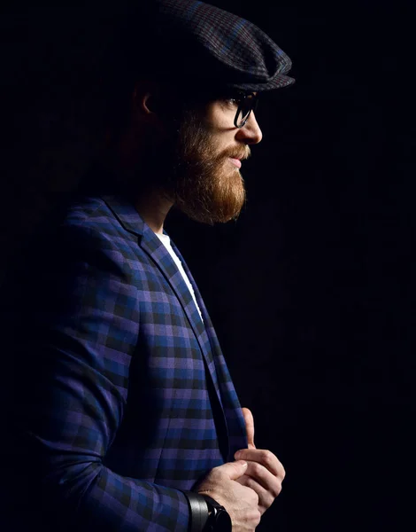 Sakal bıyık ve moda kap ve mavi kare ceket gözlük ile acımasız iş adamı — Stok fotoğraf