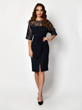 Genç güzel kadın yeni siyah moda kış elbise tam vücut üzerinde beyaz bir poz 