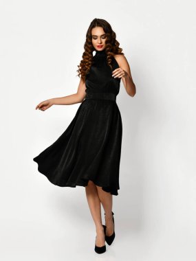 Genç güzel kadın yeni siyah moda kış elbise tam vücut üzerinde beyaz bir poz 