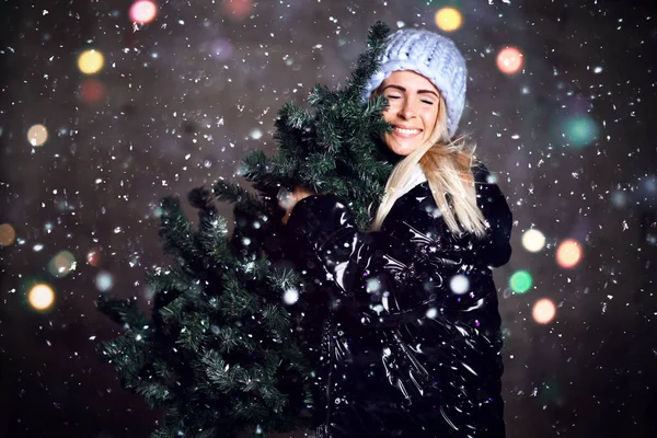 Vacker hipster kvinna med fir julgran och lampor i sexig stickad tröja blus — Stockfoto