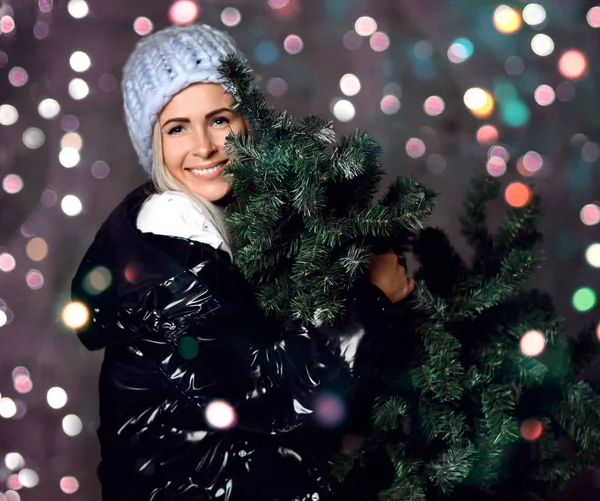 Schöne Hipster-Frau mit Tannenbaum und Lichtern in sexy Strickpullover-Bluse — Stockfoto