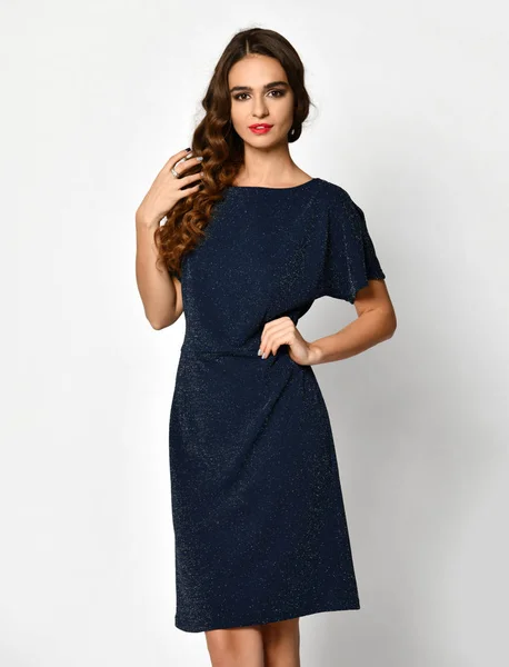 Joven hermosa mujer posando en un nuevo vestido de invierno de moda azul sobre un blanco —  Fotos de Stock
