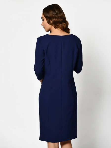 Mujer hermosa joven posando en la nueva moda azul oscuro vestido de invierno vista trasera —  Fotos de Stock