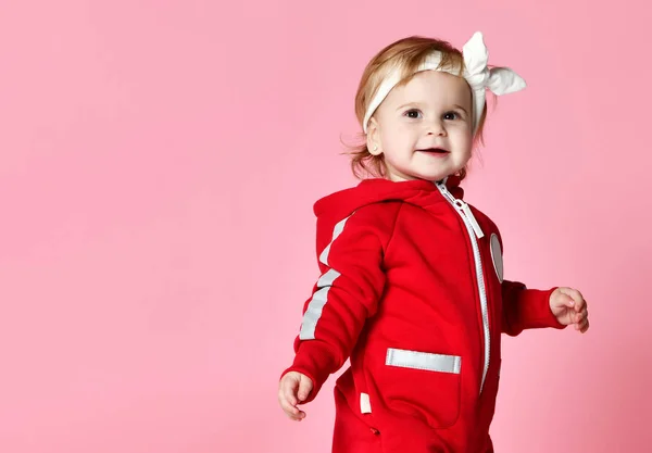Bebek Çocuk bebek çocuk çocuk yürümeye başlayan redbody bez içinde olun ilk adımları ışık mutlu görünüyordu ayakta pembe — Stok fotoğraf