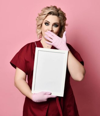 Genç kadın holding boş boş tahta üzerinde pembe sürpriz heyecanlı