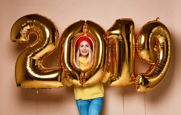 여자 새 해 크리스마스 축 하 파티 2019 골드 풍선 노란색 스웨터 블라우스에 행복 한 웃음 — 스톡 사진