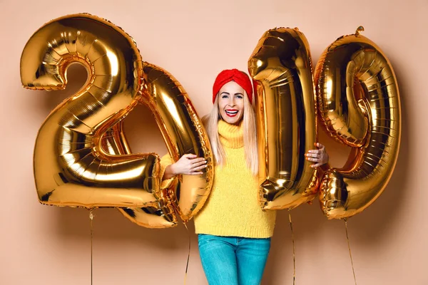 Vrouwen viering van Nieuwjaar xmas partij gelukkig lachen in de gele trui blouse met 2019 gouden ballonnen — Stockfoto