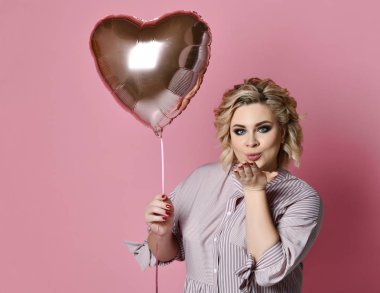 Kalp balon öpücük pembe arka plan üzerinde olan kadın. Aşk Sevgililer günü 