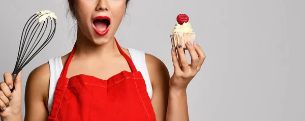 Fiatal nő főszakács előkészítése édes csésze torta tejszínes meglepett, szürke — Stock Fotó