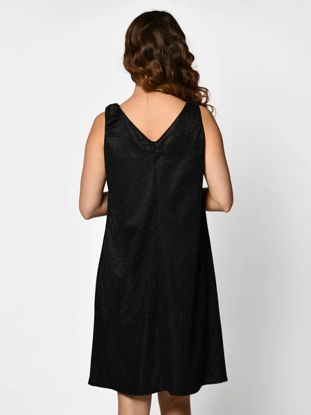 Jeune belle femme posant dans une nouvelle robe d'hiver noire foncée vue arrière — Photo
