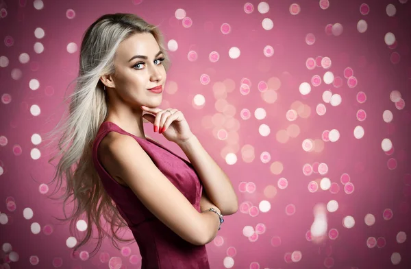 Blondine Kosmetikerin Kosmetikerin posiert auf lila rosa mit Weihnachtsbeleuchtung — Stockfoto