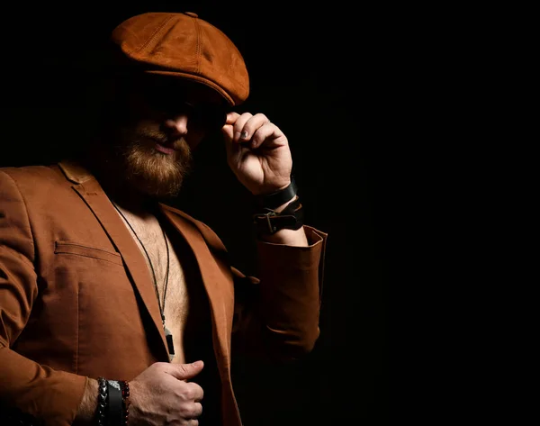 Жестокий бизнесмен с бородой и усами в коричневой кепке и куртке — стоковое фото